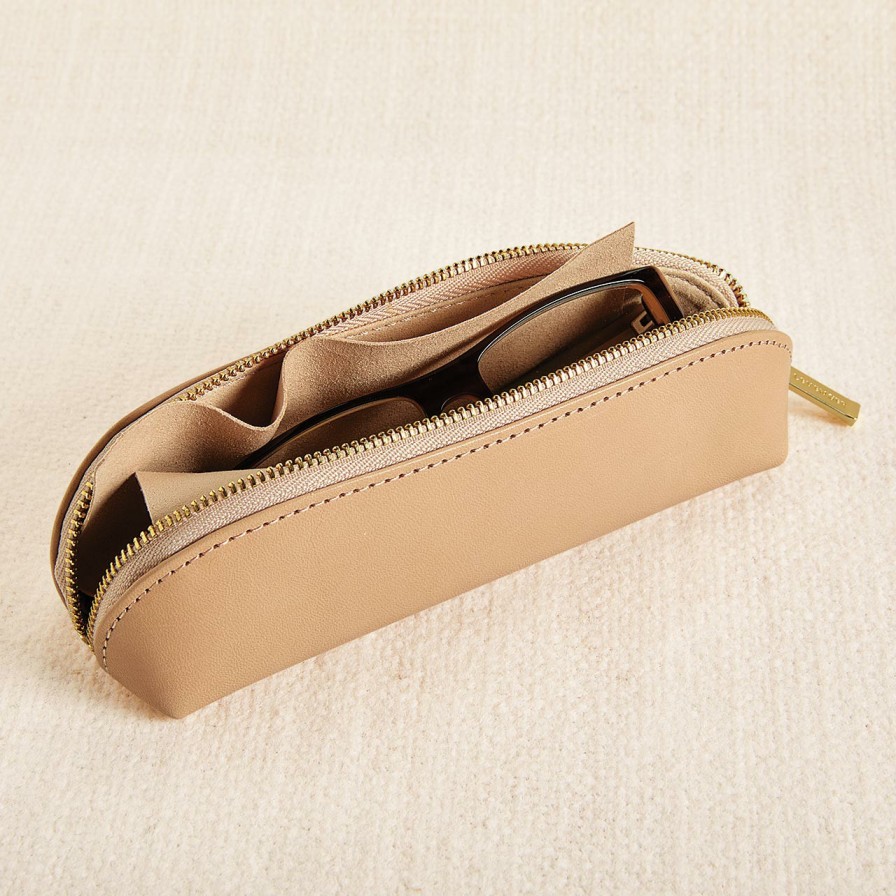 Reading Levenger Professional Eyeglass Cases | Vittoria Goldilocks Eyeglass Case